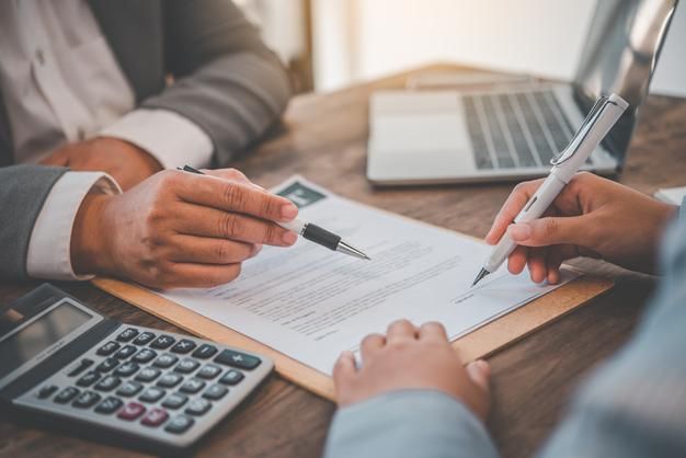 premium photo businessman is negotiating, advising, and explaining the matter of the contract to be agreed to sign the contract